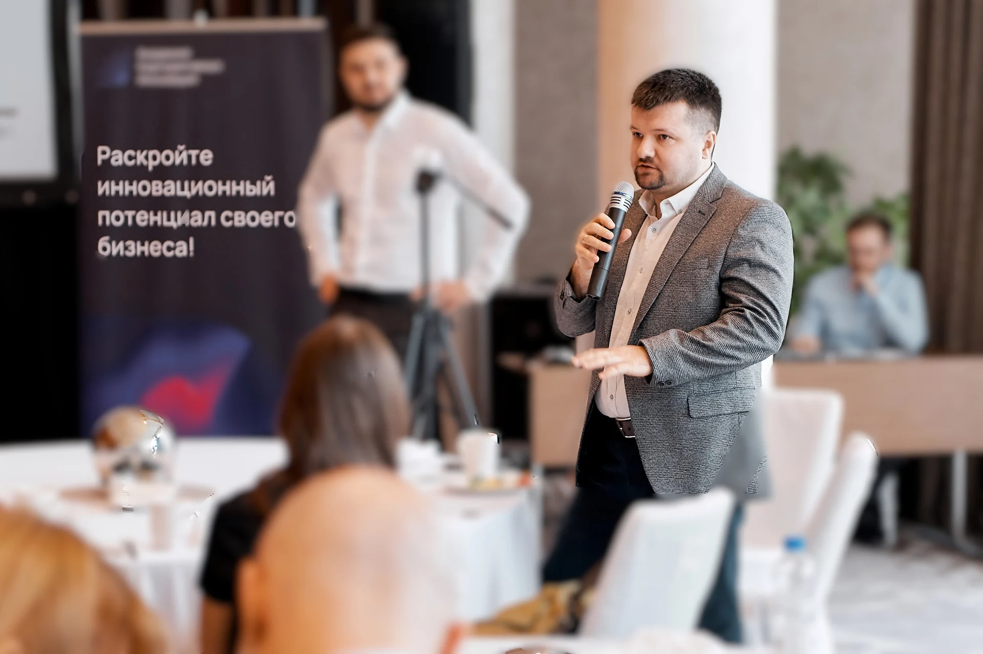 Семён Злобич выступает перед предпринимателями